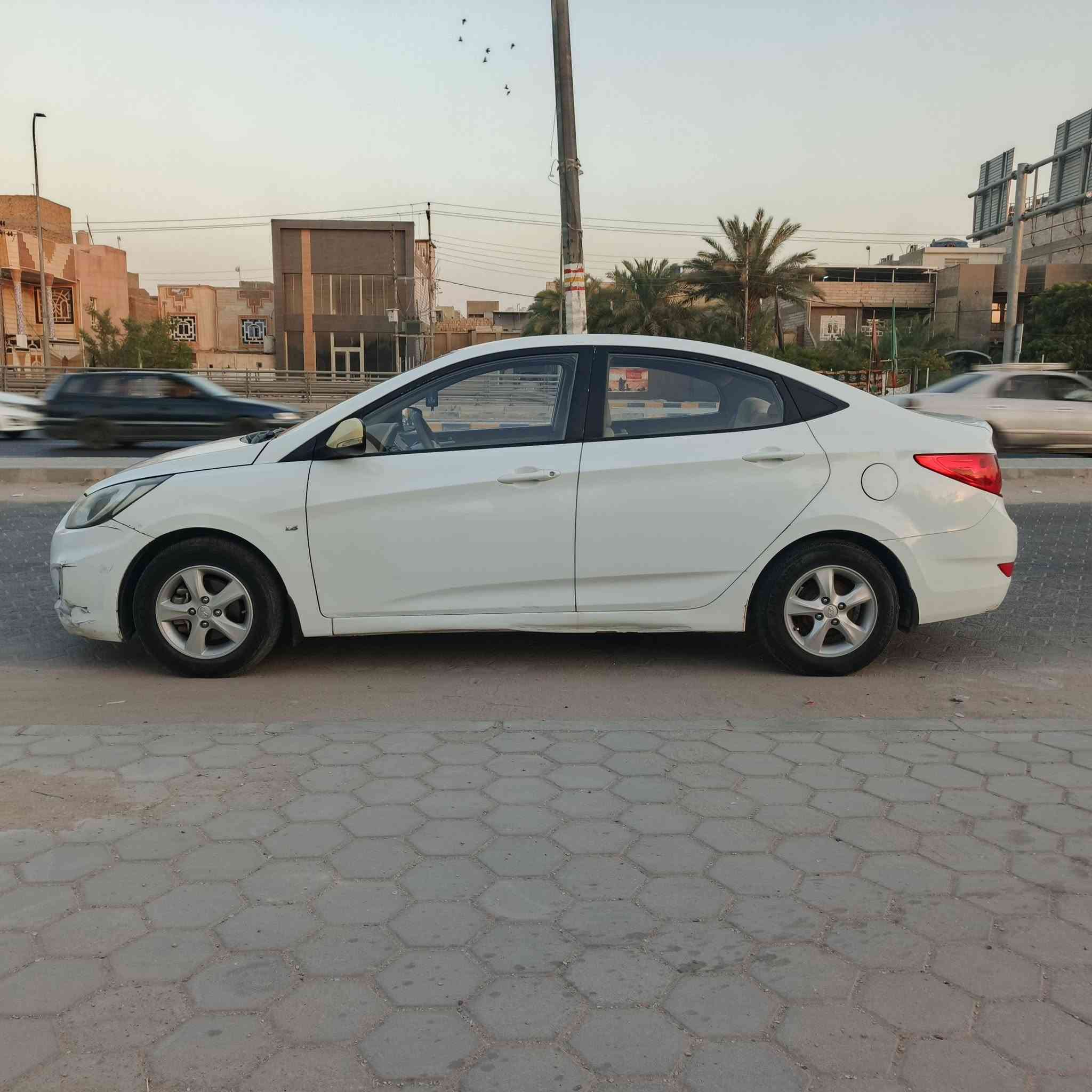 سلام عليكم 
سياره هونداي اكسنت موديل 2013
سياره ماشيه 186,400km 
سياره مكفوله من اي تبديل قطعه 
بيه طخاة واضحه بالصوره  و تكحيل بسيط .
رقم مشروع وطني بابل 
سعر 95$ بيه مجال 
عنوان النجف الاشرف 
تواصل ***********
