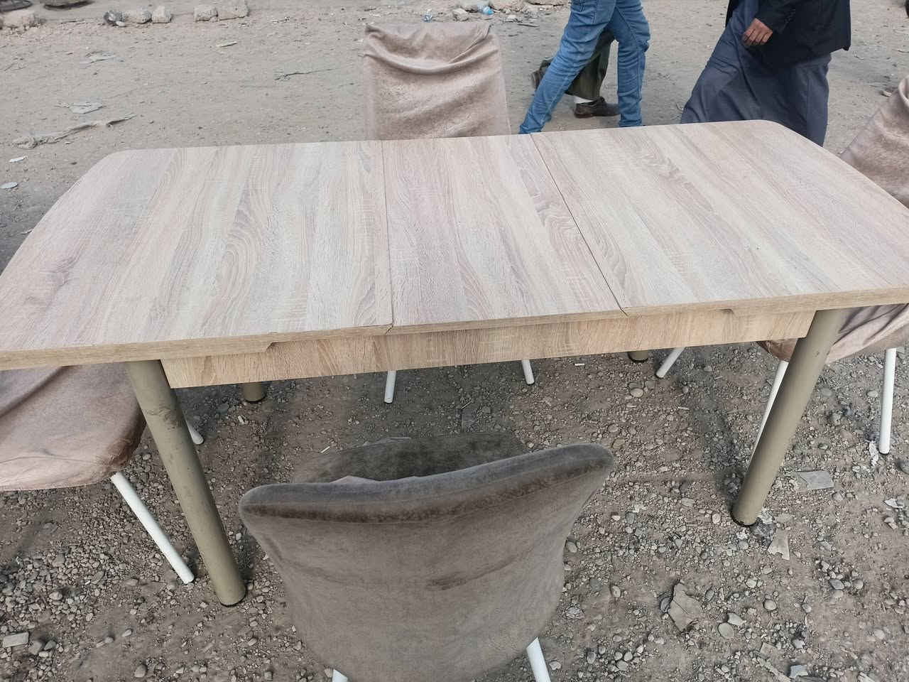 ميز مع 4كراسي نضيف
عنوان حي الكرامه 
‏‪0770 510 3918‬‏
