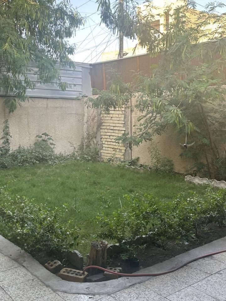 بيت في المواصلات مالشرطه الخامسه قرب عالم الفيس بوك 
المساحه 112م
يحتوي على غرفتين نوم ومطبخ وخدمات طابقين
السعر 175 وبي مجال بسيط
للاستفسار ***********

‭***********‬
