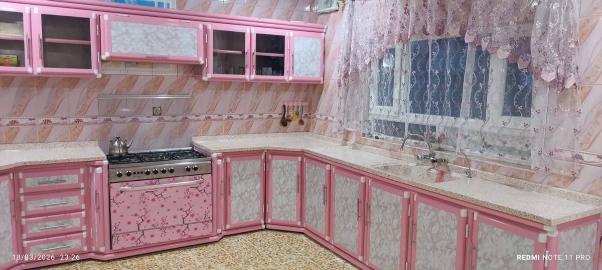 للبيع مطبخي الجديد باللون الوردي والأبيض، شرايكم بالديكور شغل درجة اولى 💖✨ أحببت تفاصيله  اتصال عن الإستفسار ع *********** ❤️ ***********
 🏡 رأيكم يهمني. 😊
