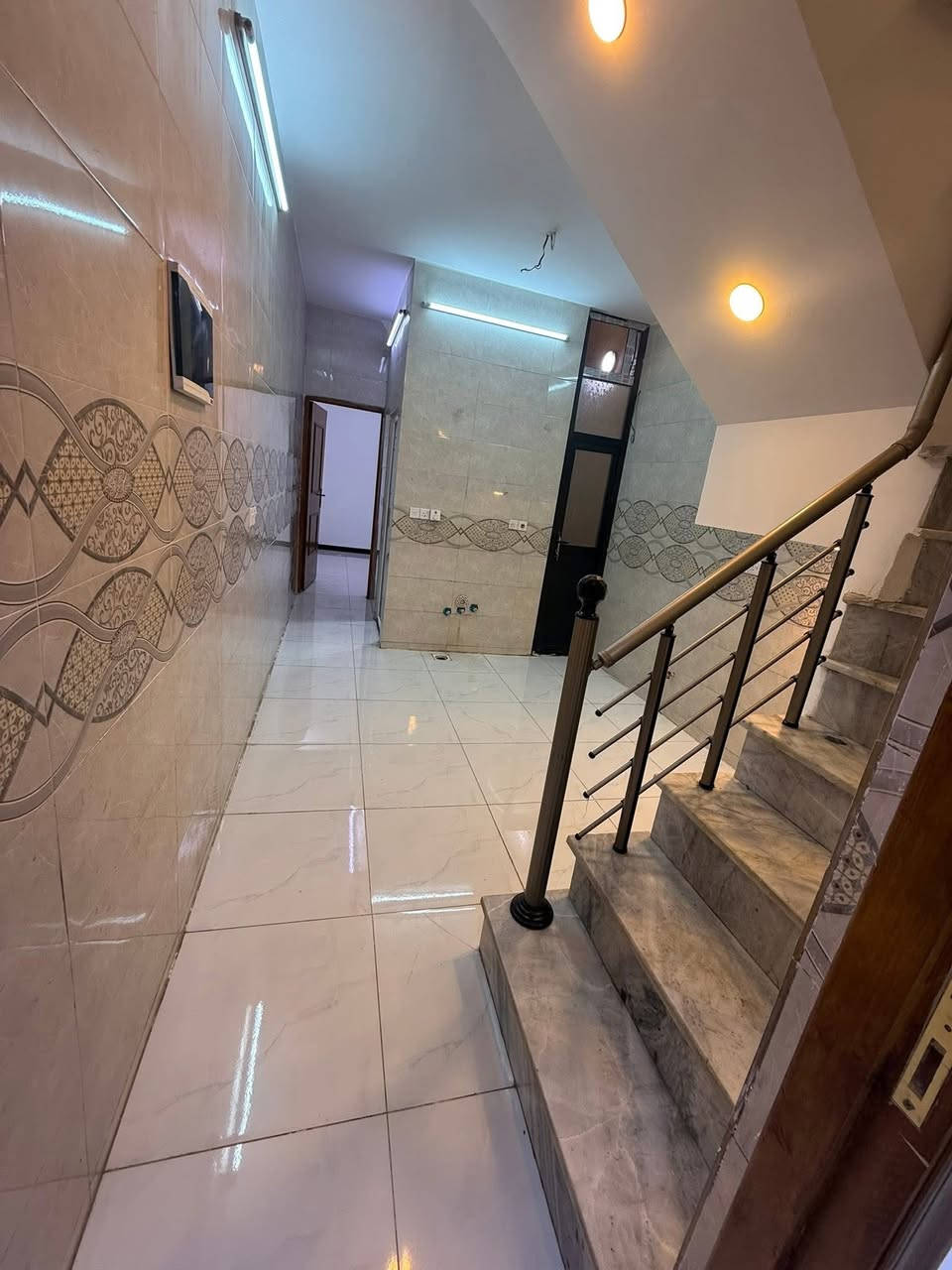 سلام عليكم دار مسلح للبيع مساحة ١٦٢،٥ متر واجهه ١٠وربع متر   (للبيع كامل او قطع ١٠٠ متر واجهه ٦ متر ) طابوصرف  يحتوي على كراج وصاله ومطبخ  فوك وجوه ومنور وخدمات ويحتوي على (سبعة غرف نوم) وسطح موقع ممتاز وشارع عريض  سند مستقل والدار فارغ وماكو مقابيله بيوت  (بسعر الأرض ) العنوان بغداد منطقة القاهره خلف تانكي الماء قرب متوسطة الفتوه للاستفسار رقم ***********
