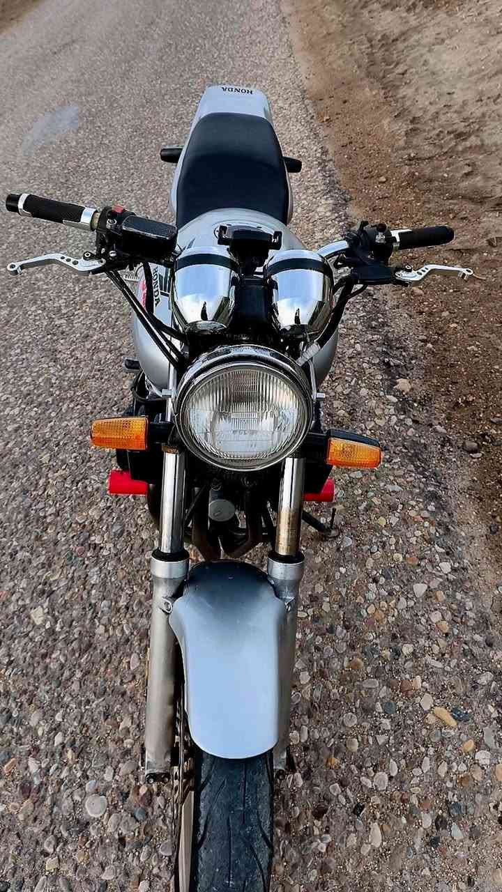 السلام عليكم بطح سيبي 400 جيل اول دراجه نضيفه حيل وما ناقصهه برقي شغاله بكل وقت اوراق كامله كمرك مدفوع كهربائيات شغاله مكينه كلش حلوه لٱ صوت ولا نضيح مكاني الناصرية قضاء الاصلاح سعر مليون و 500 وبيهه مجال

***********
