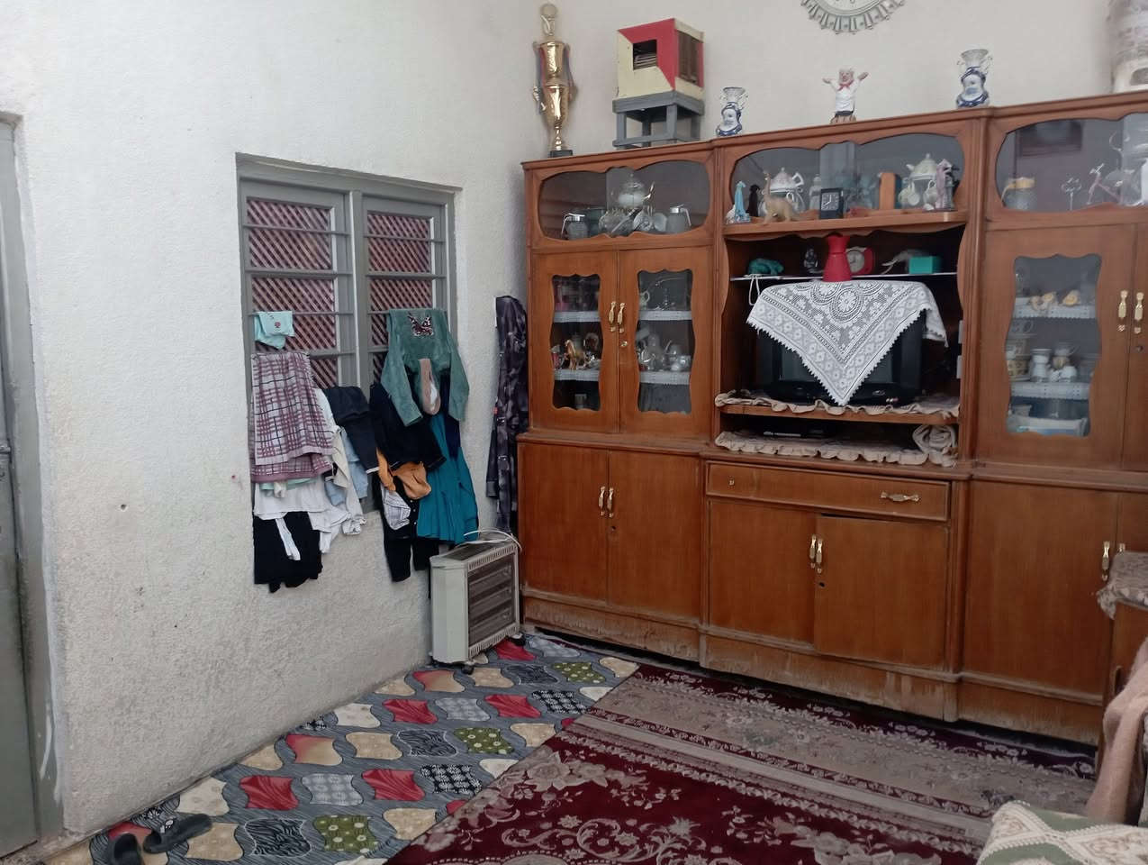 السلام عليكم بيت بلحله بنص الولاية طبوو صرف ثلاث ببيت عن الشارع الرئيسية المساحه 135مترر بالحقيقة أحلى من الصور يحتوي على 4غرف+هول+استقبال وغرفه ترك جو الكاع (منطقة الجامعيين) بنص جسرين جسر الهنود وجسر عشتار. للاستفسار الإتصال على الرقم *********** الرقم الثاني*********** الرقم الاول بي وتساب
