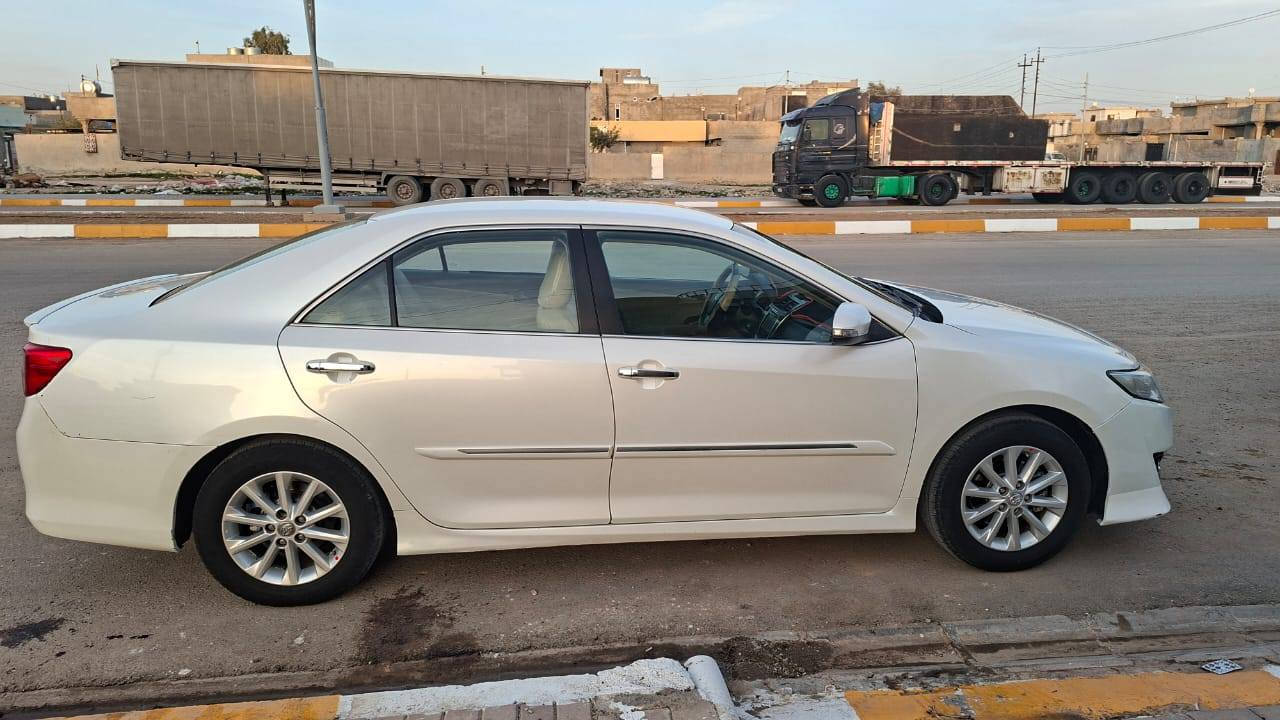 كامري ٢٠١٢ خليجي مواصفات se
ماشية ١٧٠ الف كيلو مكان السيارة طوز خورماتو 

محرك ٤ سلندر مامفتوح جامرلغ امامي طرف سايق صبغ وبيها بارد جامرلغات طرف سكن الامامي والخلفي *********** اخوان رجاء الي مو شراي لايخابرني سعر ١٤٠ ومجال
