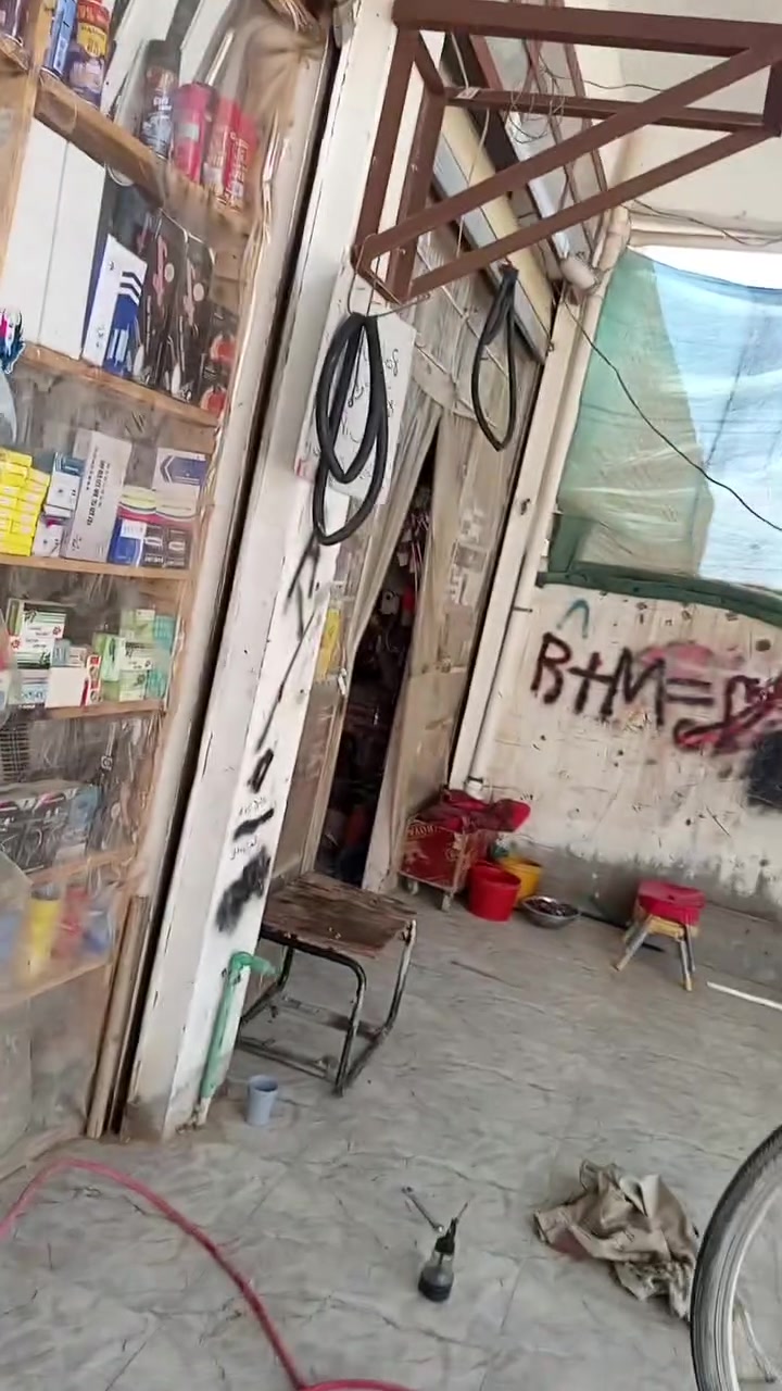 عماره ركن 200م للبيع طابو ملك صرف بناء حديث خمس محلات وثلاث مشتملات مؤجرات 900الف تحويل مباشر الخدمات ماء وكهرباء ومجاري واناره وخط مولد وتبليط والأرصفة قيد الانجاز شارع عرضه 20 م بعقوبة الرازي بداية شارع جامع صهيب الرومي مقابل صيدليه لؤلؤه السعر 225 مليون وبيه مجال للشراي تفاصيل اكثر داخل الفيديو للاستفسار خاص او ***********

