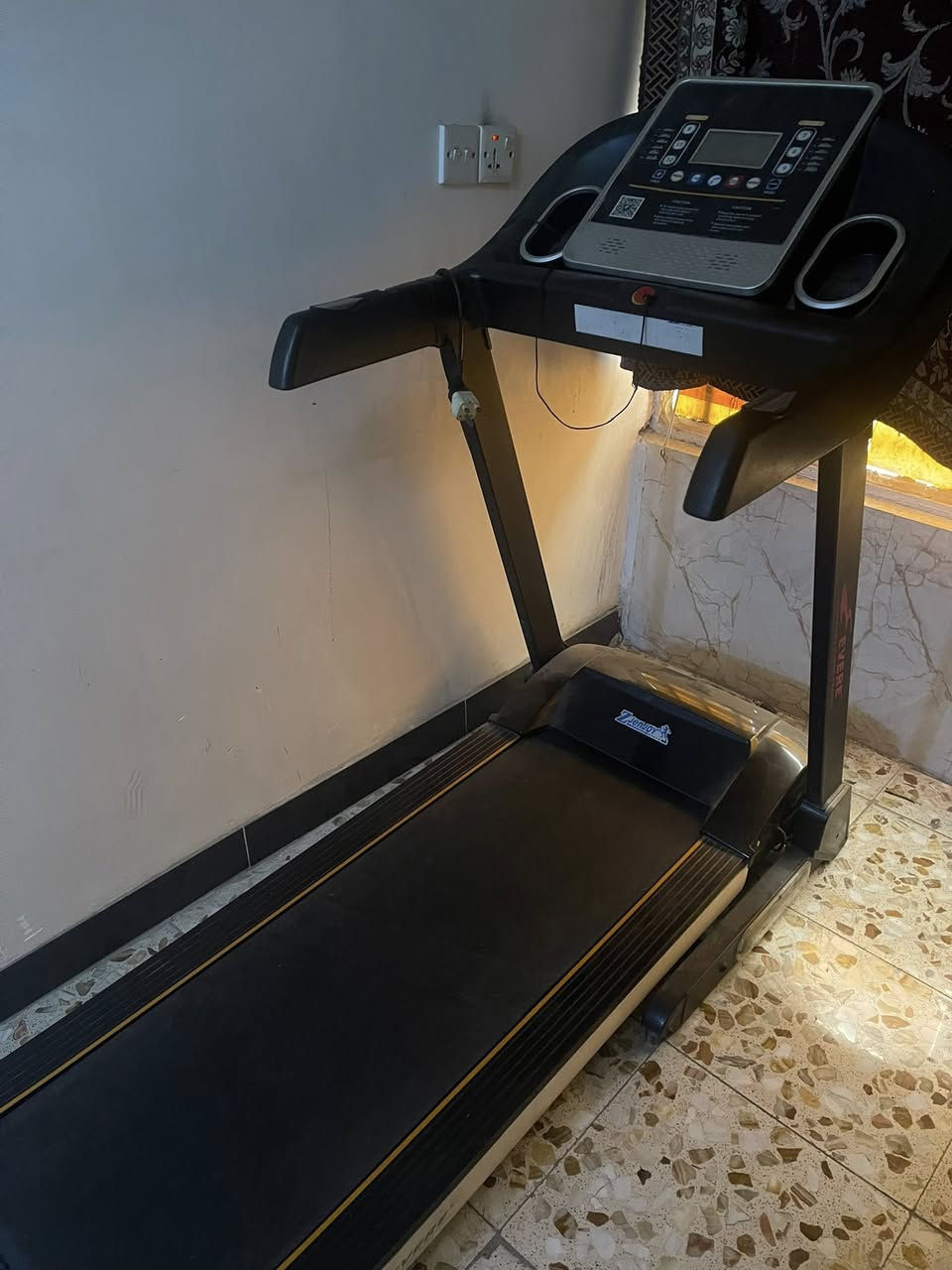 السلام عليكم جهاز جري جبلي للبيع جديد كلش بي ميزه دقات القلب اثناء العب مكينه صناعيه مستعمله قليل جداً  بيهه عطل بسيط  ومكيه فراشه شغاله يحتاجله فقط دواسه جنطته موجوده كامله للاستفسار ***********
