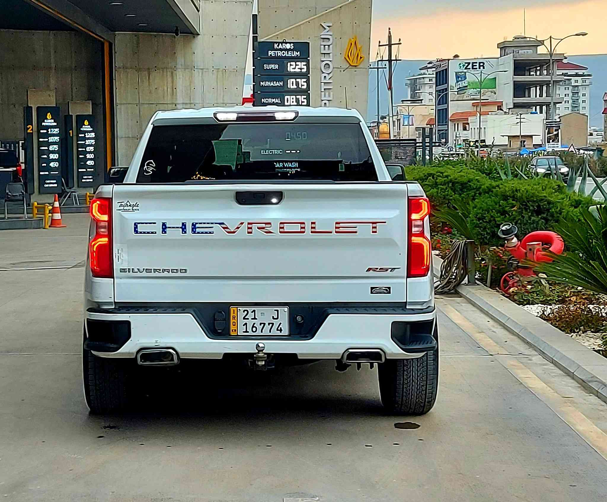 السلام عليكم ورحمة الله وبركاته شوفرليت سلفرادو Z71 وارد امريكي🇺🇲 حادثه موضح بل صوره باب مبدل بلاد صبغ شويه بل بدي مكانين كلش صغير باردماشيه 91km سياره نضيفه مابيه عيوب باب طويل بدي قصير
المواصفات🧿 
بصمه ابواب 🟢
بصمه تشغيل 🟢
شغال🟢
مكينه5300v8✈
كير 10سرعات 🟢
4×4 دبل اكسل 🟢
كشنات تدفئه🔥
كشافات خلفيه وامامي🟢
ويل سبورت🟢

سنويه وهزه جديد مكان السياره✅ سليمانى تحويل وكاله بشرط ✅
1GCUYEED&NZ238653
السعر285 وبي مجال قليل 
***********
