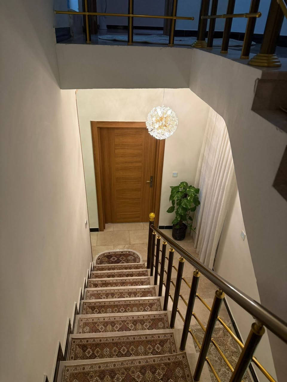 بيت بالجوهرة الزون الثالث  للبيع  موقع جدا مميز جاهز للسكن
نوع ..  طابق ونص مساحه  250 م مسكون صار اقل من سنة..
🏤يحتوي على اضافات 
1- غرفتين فوك مع تغليف آيزوگام..
2-ديكورات وصبغ جديد مع سقيفة فاخرة..
3-الحمامات اعاده بناء وديكورات فاخرة.
4-الشبابيك والابواب المنيوم.
5-مع البيت ٤ سبالت جديدة و ماطور وسخانات عدد ٢ و ثريا وبراكيتات غرفة المنام الرئيسية..
السعر المطلوب 480 مليون
***********
.***********
