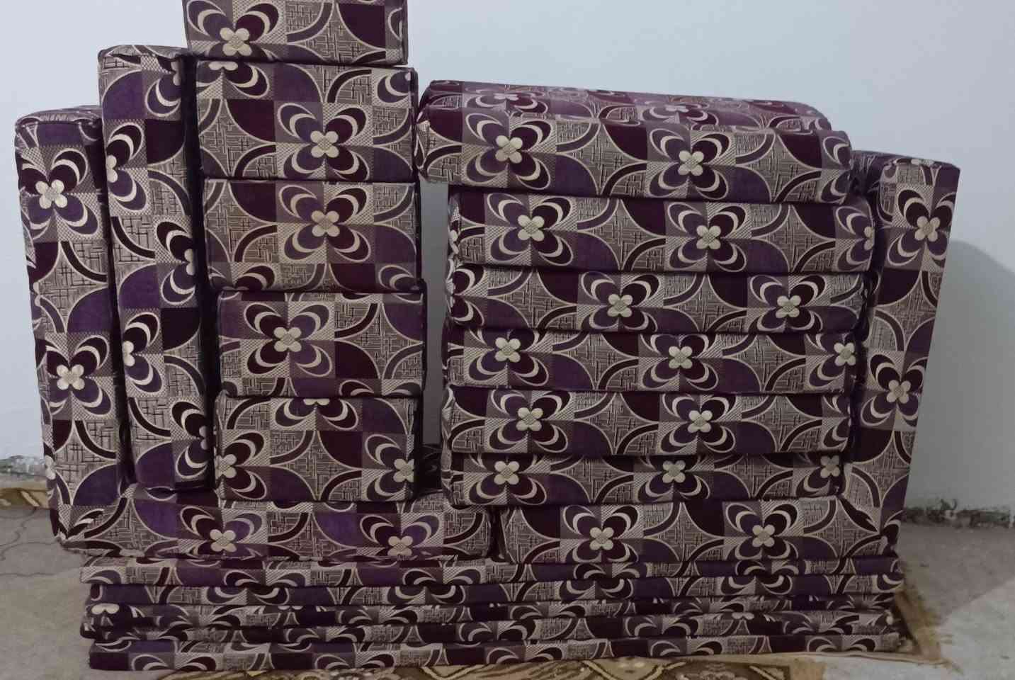 ديوان عربي مستخدم للبيع بسعر مناسب نظافته ٩٠%
يتكون من عشرة أمتار خمس دواشك وخمس تكيات و٧مساند ظهر وزوايا إثنين مكاني الشطرة 
*********** إتصال 
*********** واتساب
