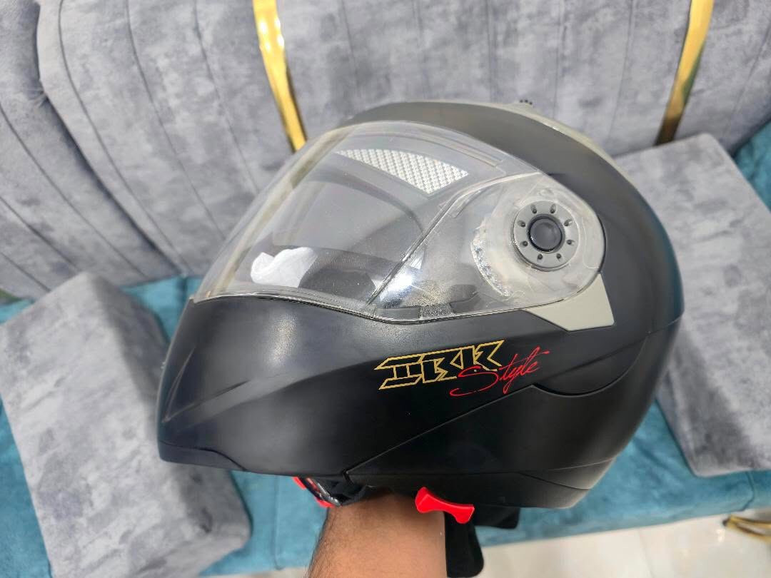 خوذة للبيع ومستخدمها بس شهر يعني بعدها جديدة و وياها سماعه مكاني ناصرية مركز العسر55 وبيها مجال واتساب ***********
