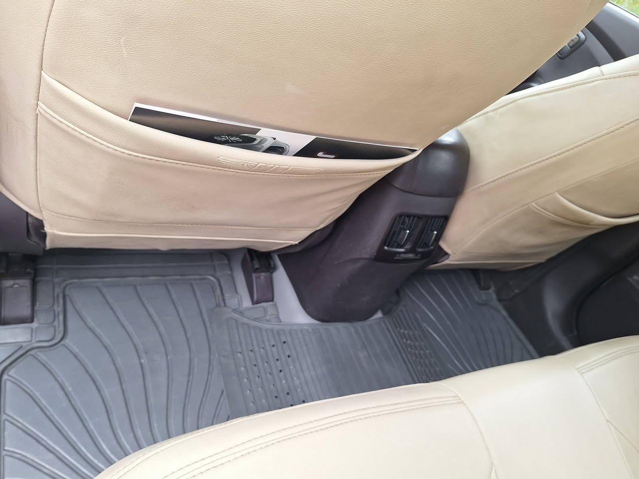 توكسان للبيع موديل 2015 رقم بغداد دولي السياره كفاله عامه السياره جديده عل وضع الشركه مغلفه الارضيه والكشنات كامره اماميه وخلفيه حساسات خلفيه السياره موجوده بالحله معروضه 172 الشراي  يتصل عل الرقم *********** او ***********
