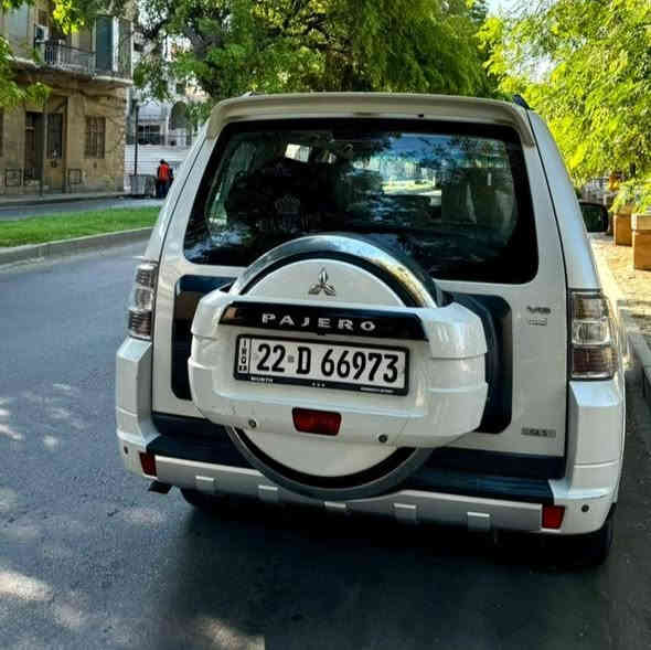 باجيرو 2014 GLS فول ((عدا الدمام فقط))
سيارة نظيفة استخدام قليل ما ناقصها شي  
محرك 3500 المرغوب
ماشية 91 الف كيلومتر تقريباً 
محرك وكير بحالة ممتازة
مكفولة من الضربة والصبغ 
فقط تكحيل شخوط 
وبيها رصعة بسيطة بالدعامية الخلفية مثل ما موضحة بالصورة

المواصفات معروفة

كشنات جلد تحكم كهرباء
فتحة سقف 
تحكمات ستيرن 3 اتجاهات اوامر صوتية بلوتوث
مري شفط كهرباء
4 حساسات خلفية + كاميرا خلفية
شاشة اندرويد ممتازة
منظومة زنون عالي ناصي قوية
كشافات ضباب زنون

رقم اربيل الجديد تحويل مباشر
سنوية 2029/9 

المكان بغداد 
*********** موجود واتساب
