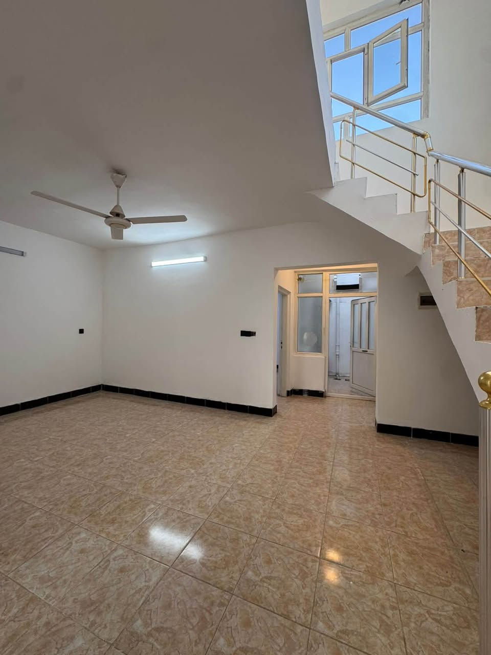 منزل للبيع في أربيل مجمع المهندسين 200م
يتكون:-
3غرف
أستقبال
صالة
مطبخ
مجموعة صحيات 
للاستفسار:-
***********📞
