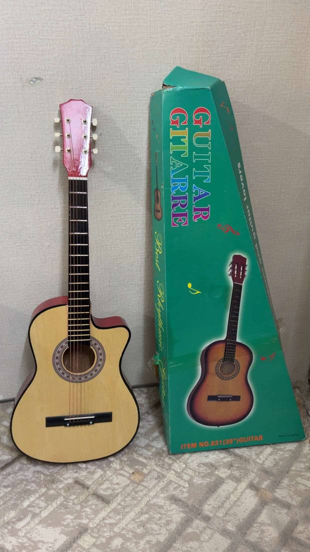 سلام‌علیکم
ئەم گیتارە بۆفرۆشتن زۆرتازە و جوانە شوخت و ڕوشاوی نیە هیچ کێشەیەکی نیە
قەبارەی 97سم
نرخی 65هەزاردینار
شوێن هەولێر
*********** أربيل, العراق
