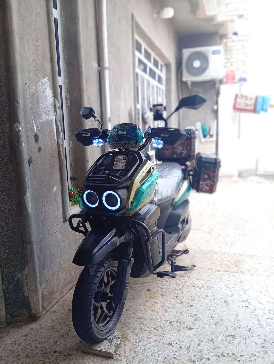 السلام عليكم دراجه اباجي للبيع نوعيه دايوان ليثيوم موصفاته معروفه 30امبير دراجه بعده جديده موصفات 
1.Rرجوع للخلف 
2رماش 
3مثبت سرعة 
4نضام P دكمه 
5هورن
6Mنظام تبديل لنمر 
7.دبل اشاره +يمين يسار 
وشديتله جنط صفاحيات تريدهن ويه لماطور ابيعهن تريد افصخهن 
8ويل نجمه اسود تايرات جدد 
9ملف 2000w
10نشرات تحت جنط لصفاح لون احمر 
11لايت عالي ناصي عدسه. 
ماطور كله شغال مكاني انبار صقلاويه اي استفسار تواصل خاص ***********واتساب 
سعر خاص
