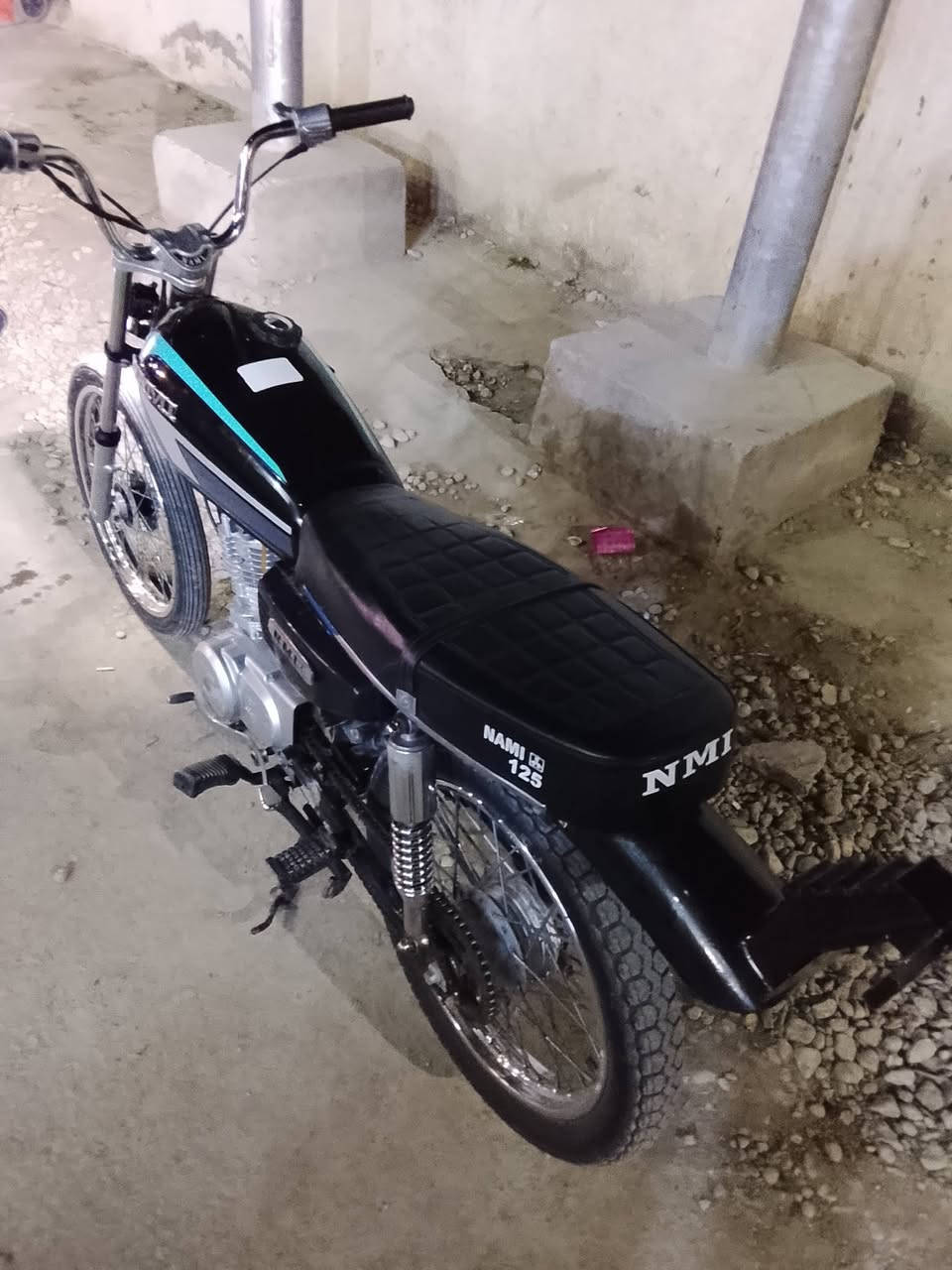 السلام عليكم نامه شلامجه للبيع تعميره كلها 25محركها مكفول كفاله عامه غراضها كلها اصليه من التياير للتاير دراجه شلعه ومعدل طيران شاصيها امتياز 21 سكنر سعرها 575وبيها مجال مكاني بابل محاويل***********
