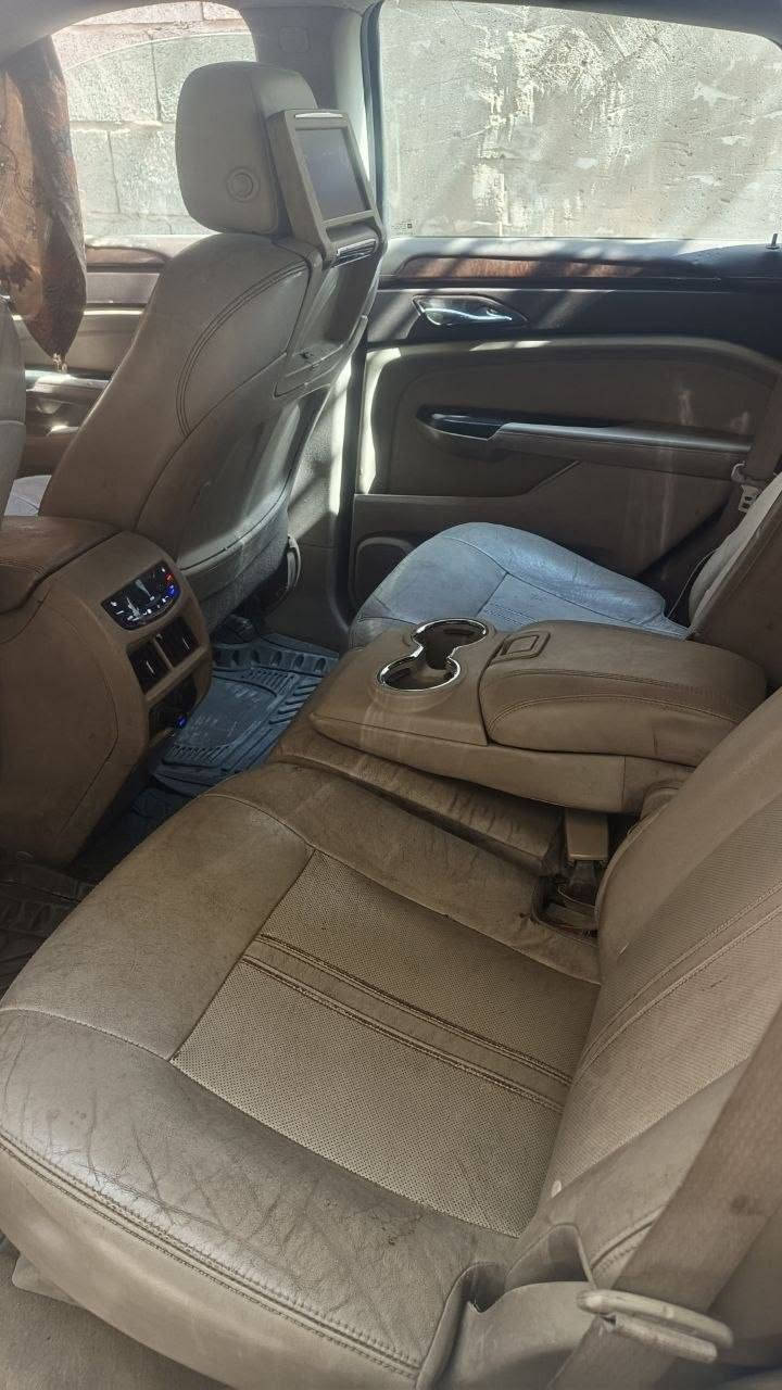 كاديلاك srx موديل 2013 خليجي
سقف بانوراما مع فتحة ثلاث حركات 
كراسي كهرباء جلد 
تشغيل بصمة 
نظام صوتي أصلي Bose مع   +  Sub-Hoover  
شاشة كبيره
قاصة سريه 
جنط مقاس 20 انش 
محرك V6 سعة 3.6 لتر، بقوة 308 أحصنة قوي جداً مثبت سرعة 
تحكم ستيرن 
حساس ضغط الهواء في الاطارات
نظام  ABS,ESP
شاشة لمعرفة جميع اعطال السيارة وكمية استهلاك الوقود 
والكثير من المواصفات لم تذكر 
محرك  بلادي 
السياره حادثه الجاملق الأيمن ومعمر موضح بالصور  
السعر 90   ((مكلف بالنشر ))
الهاتف *********** موجود واتساب .
