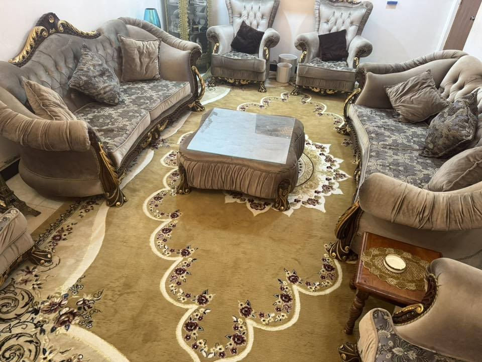 السلام عليكم طخم ملكي زان للبيع 10 نفرات كلش نظيف الاستفساار الاتصال  ***********
