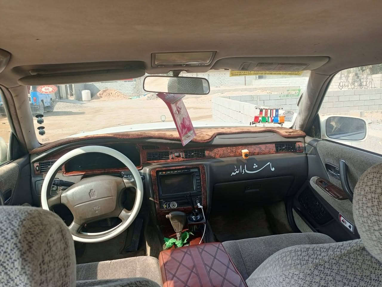 سلام وعليكم سياره للبيع مكينه ثنين ونص فيشه وحده  وكير جدد تخم تاير حداده بل كارتون عرابه جديده السياره 12 قرص اكرستال أصل 
دواخل عسلي سياره مال جناي كهرباياتهه كله شغاله 
لعلم ابيع ومراوس عسب القناعه 
العنوان بصره الزبير  رقم ***********
