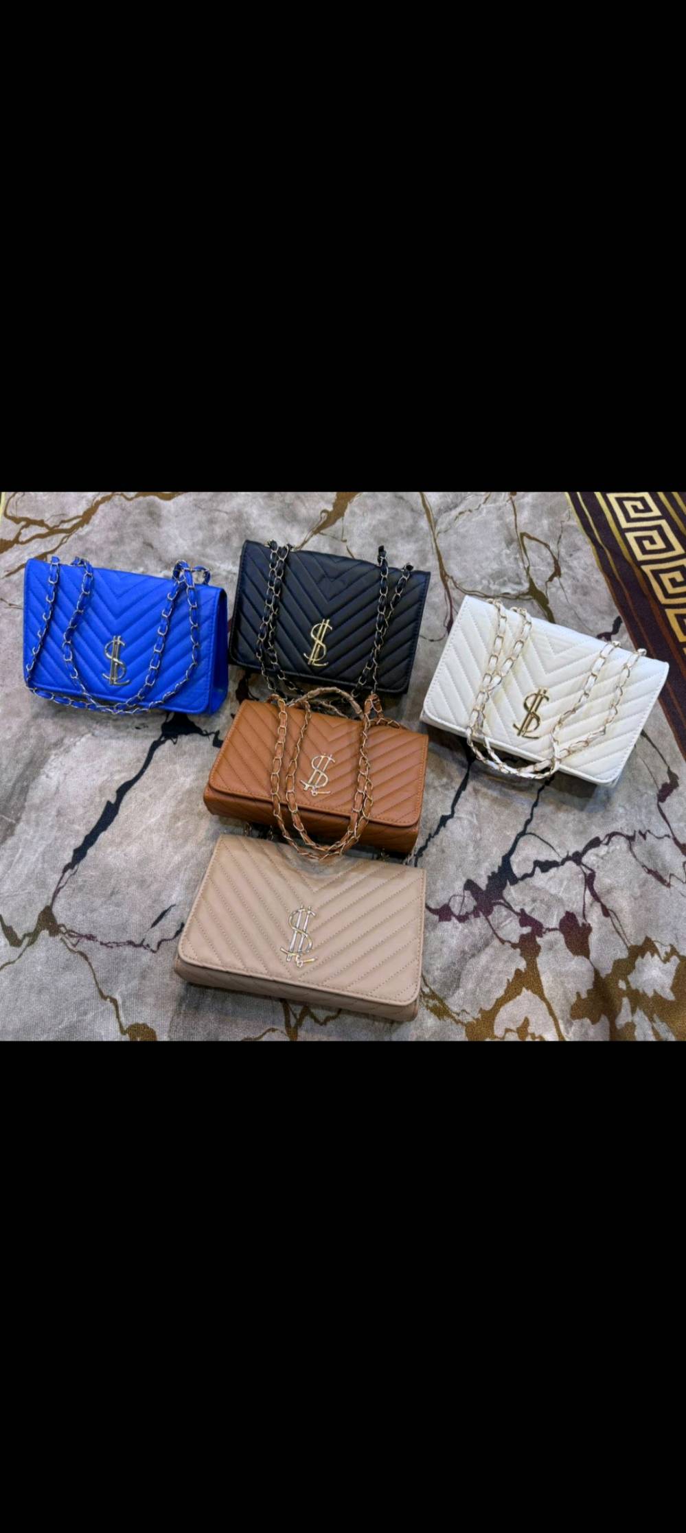 مجموعة متميزة من الحقائب النسائية بتصاميم أنيقة ومتنوعة تناسب جميع الأذواق. متوفرة بألوان وأنماط خلابة لتضفي لمسة من الأناقة على أي إطلالة.