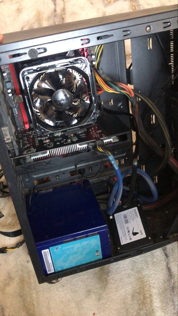 السلام عليكم حاسبة للبيع 
الكيس شوية تعبان 
مواصفاتها 
Pc Gaming 
M.B Qiyida X99 H9S 
GPU Rx 560 4GB 
Cpu Xeon 2680 V4 
Ram 16 3200 Hz 
Cpu fan غازي  LESHP F4 
Psu 800 FSP
السعر ٣٥٠ بيها مجال مكاني بغداد الكريعات 
***********
