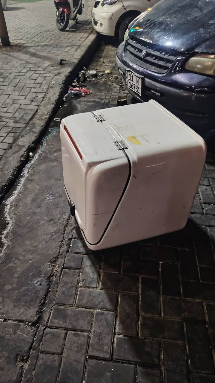 صندوك دلفري للبيع   كبير   اصلي
طول ٦٠ سانتيم عرض ٦٠   غمج او عمق ٦٠ سانتيم سعره ١٨٠ الف وبي مجال *********** مكان حي الجهاد
