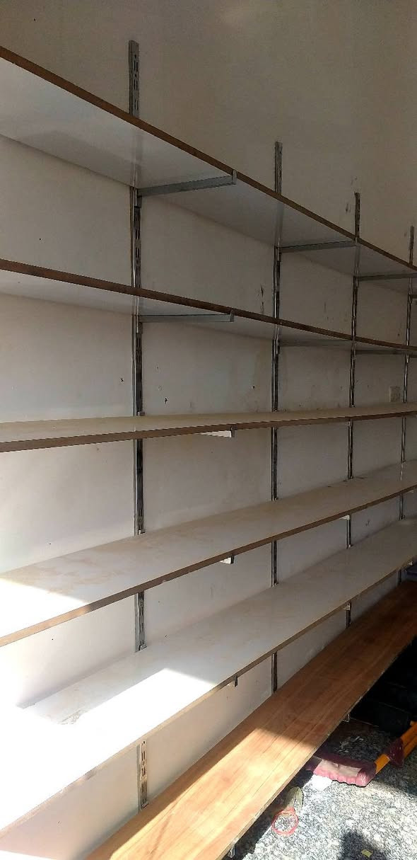 رفوف للبيع مع فارينه مع ميز والكرسي وعارضه الاكسسوارات 

12 خشبه ثفيل طول الوحده 290 سم 
مع 12 سكه حديده استيل
مع 40 حمالة او قاعده استيل للخشب 

الجهة الثانيه:::
رفوف حديد العدد 30 رف حديد الطول متر 
مع 15 سكه حديده استيل مع 45 حماله او قاعده للرف

مع فاتيرنه مكياج الطول 2 متر والعرض 90سم 

مع ميز مكتب وكرسي وعرضه اكسسوارات

الرفوف تتحمل اوزان ثفيله 
المحل كان خاص للشامبوات واامعطرات والمنظفات يعني كلهن اوزان ثقيله 

الخشب يتحمل اوزان ثقيله مثل الشامبوات والمنظفات ومعطرات الارضيه

السعر شلعه كل المحتويات 
450 الف دبنار وبيهن مجال 

المكان الناصريه الشموخ 
تريد تشتري راسلني خاص وتدلل


**إذا كنت صاحب هذا الإعلان وتريد حذفه لأي سبب، رجاءا أرسل رسالة إلى الدعم الفني**