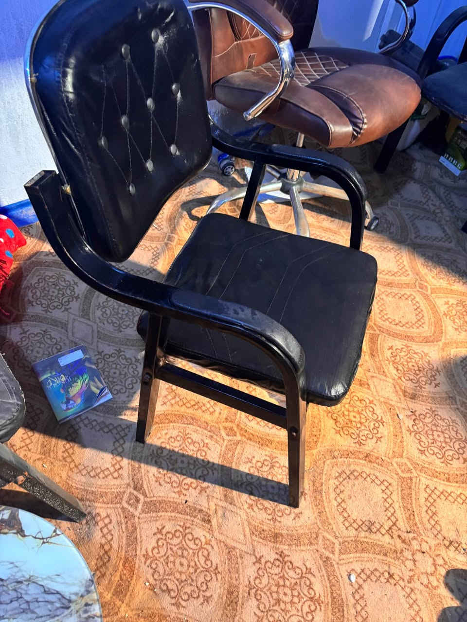 كراسي مكتبي الجوزي واحد 120 الف والأسود عدد 6 سعر الواحد 25 للاستفسار *********** عمارة, ميسان
