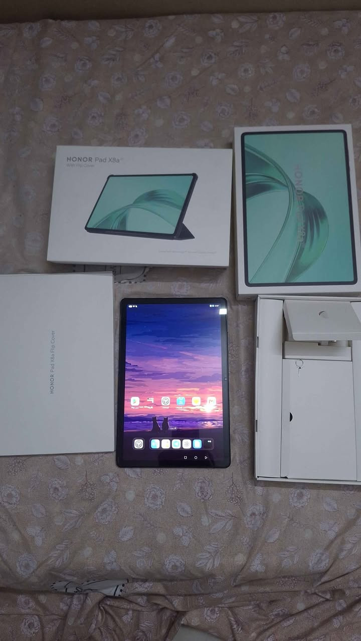 المواصفات الرئيسية
الشاشة: 11 بوصة IPS LCD
الدقة: 1920 × 1200 (FHD+)
معدل التحديث: 90Hz 
المعالج: Qualcomm Snapdragon 680 ثماني النواة 
النظام: Android 14 مع MagicOS 8.0 
الذاكرة: تتوفر نسخ 4GB RAM مع 64GB أو 128GB تخزين، وبعض الأسواق تعرض 4GB + 4GB RAM Turbo و128GB تخزين 
الكاميرا الخلفية: 5 ميجابكسل
الكاميرا الأمامية: 5 ميجابكسل 
البطارية: 8300mAh 
الصوت: 4 سماعات (Quad Speakers) مع HONOR Histen 
الاتصال: Wi-Fi مزدوج النطاق، Bluetooth 5.1، USB-C، OTG 

الوزن: حوالي 495 غرام
السماكة: 7.25 ملم بغداد, العراق


**إذا كنت صاحب هذا الإعلان وتريد حذفه لأي سبب، رجاءا أرسل رسالة إلى الدعم الفني**