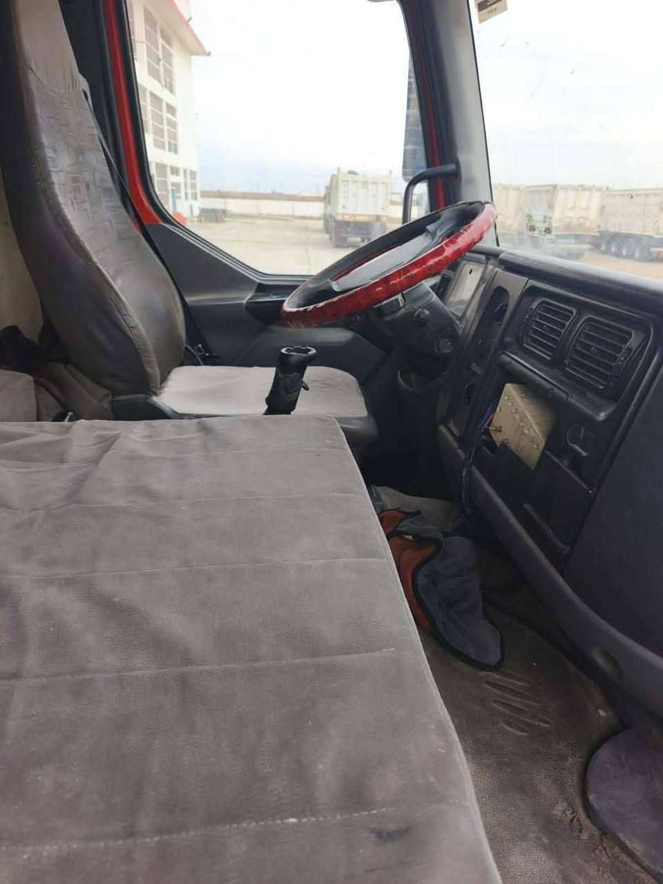 سلام عليكم رينو2003 بم ونوزل حجم 360 للبيع سيارة خير من الله اتصال ***********
