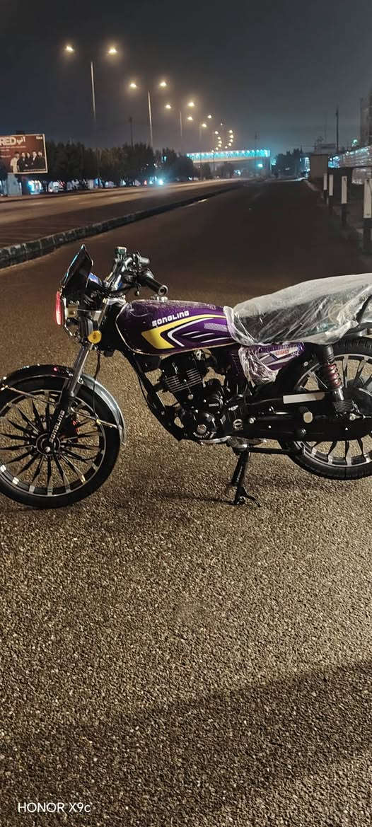 السلام عليكم سونج للبيع موديل 26 ما صار لي شهر من مشدود بعد  بعد جديد ما ماشي  المكان الرمادي شارع 60 السعر 900 وبي مجال محرك 200 ضاقطه وزنجيل وياه ثلاث ورقات ***********
