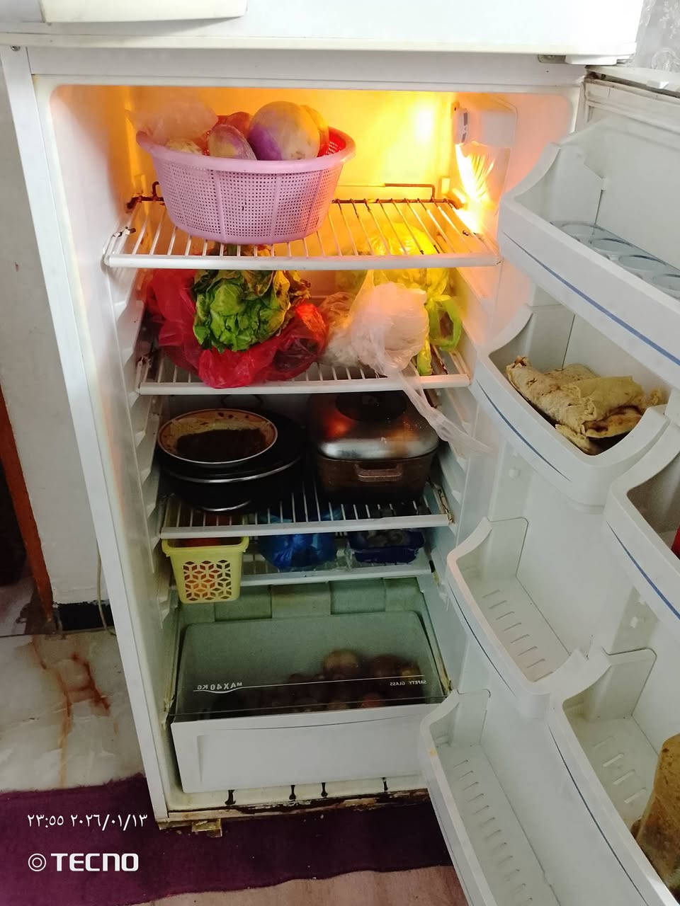 سلام عليكم ثلاجه للبيع باب أول نضيفه كلش للبيع سعر 200 وبيه مجال***********
