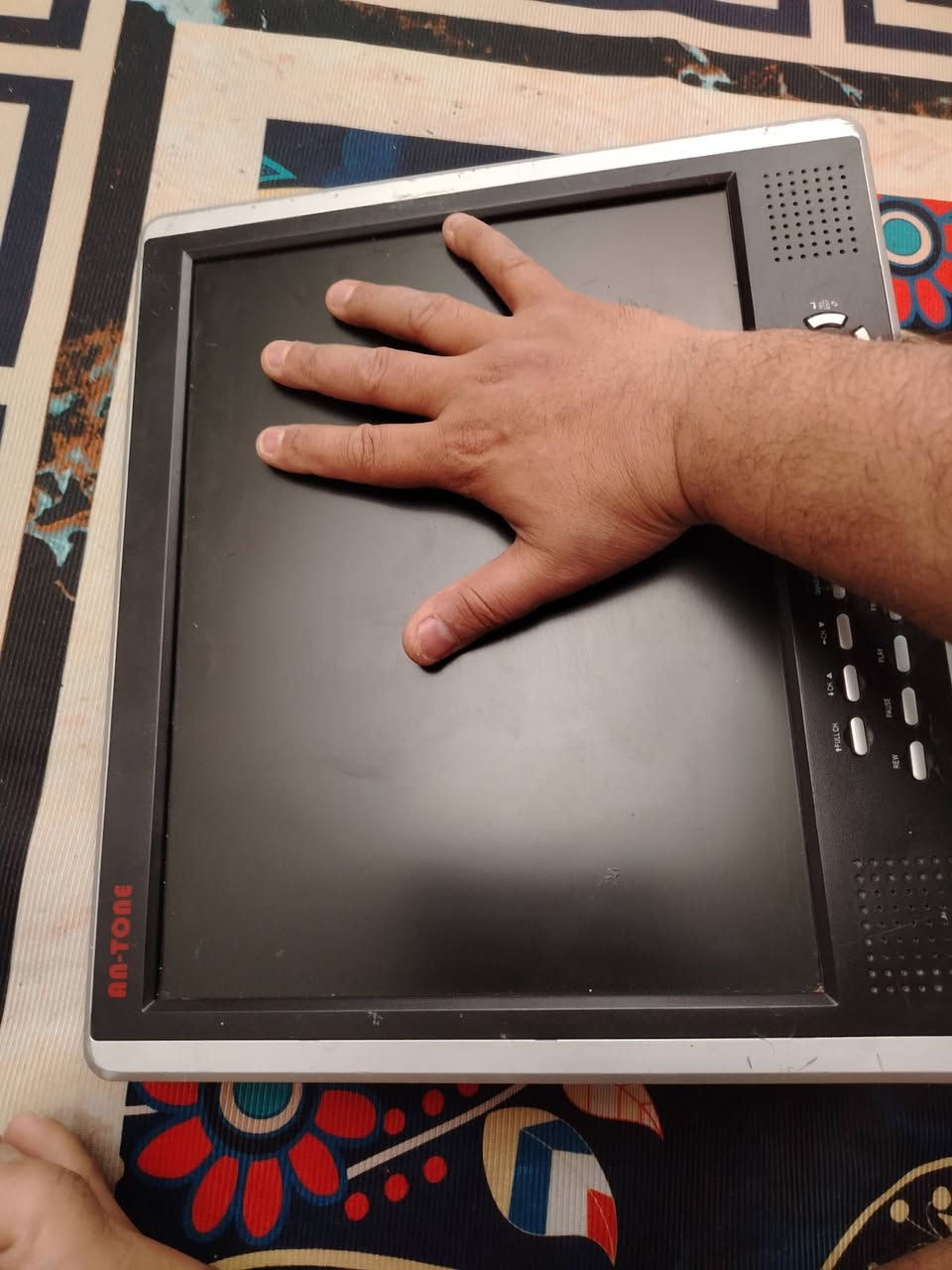 شاشة وdvr بنفس الوقت 

يعني هي شاشة وهي dvr كاميرات 
تاخذ 8كاميرات 
الحجم مااعرف بس مخلي ايدي على الحجم 
هارد500g
 تشتغل على محول 12 فولت 
ويها مواصفات بعد مااعرفهن تكدر تشوفهن بالصور 

اكرر.. تاخذ 8 كاميرات  وهي شاشة وهيdvr 

ابيعها واقع حال  تجي تفحص وتاخذها 

السعر 70 الف


**إذا كنت صاحب هذا الإعلان وتريد حذفه لأي سبب، رجاءا أرسل رسالة إلى الدعم الفني**