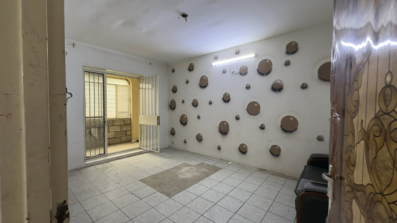 السلام عليكم 
شقة للايجار في شقق الخضراء
تلفزيونية طابق ارضي
تحتوي على كراج وحديقة وغرفتين وهول ومطبخ وصحيات
سعر الايجار ٢٧٥ الف

مكتب صفوان السنجاري
***********
***********
