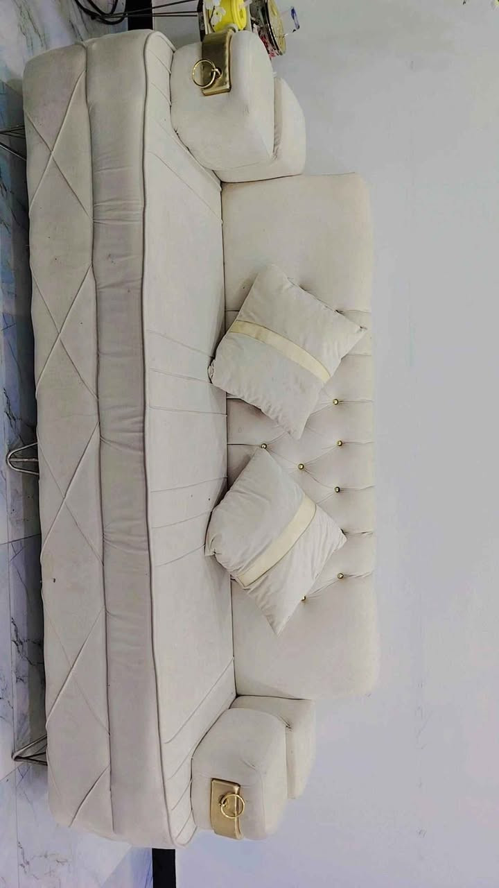 تخم قنفات يتكون من قنفة + كرسيين جديد جدا

*********** Singapore
