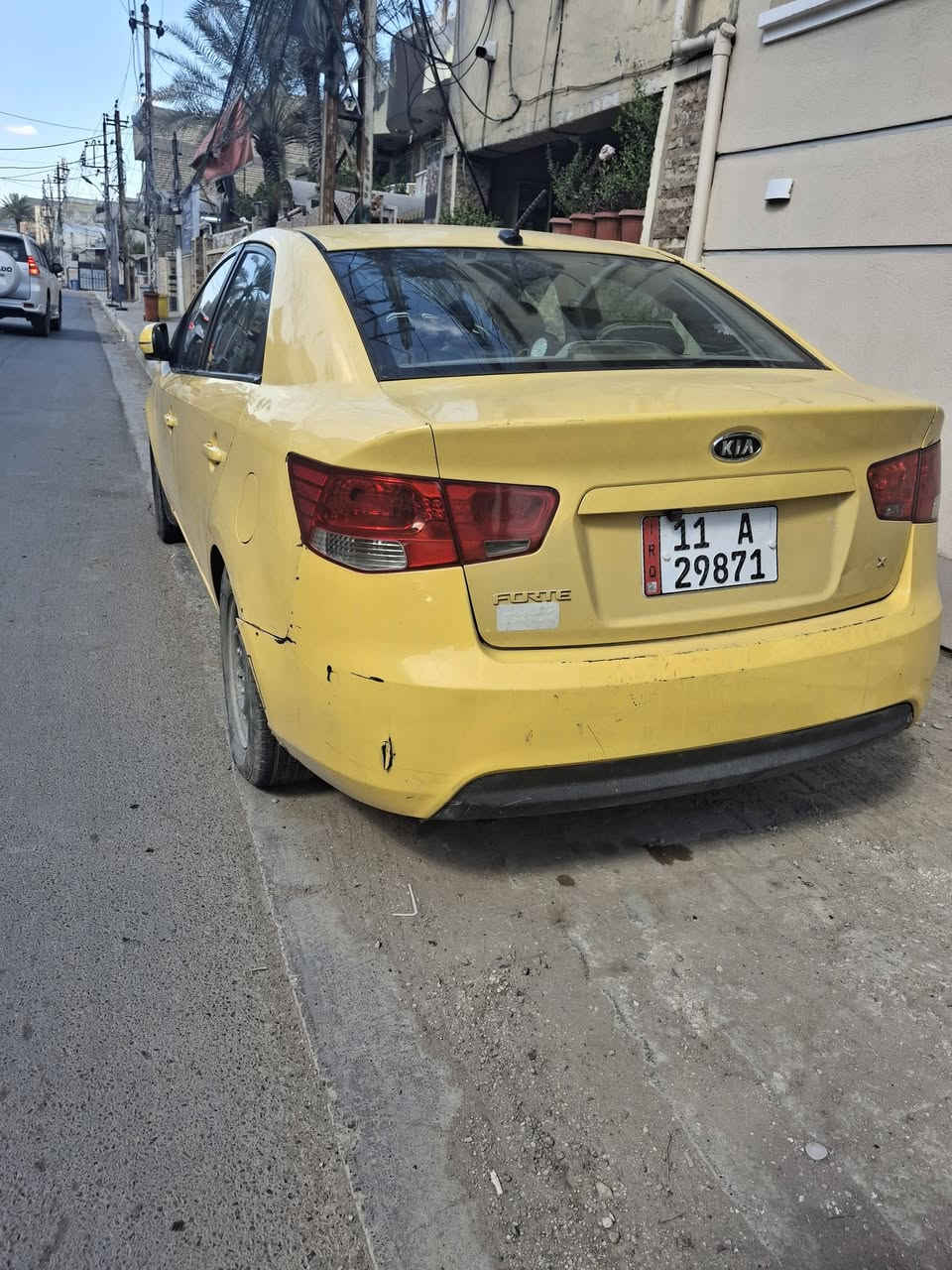 السلام عليكم كيا فورتي للبيع موديل ٢٠١١ وارد امريكي حادثها جاملغ الخلفي مكينه ٢٠٠٠ دوش بيها طخات ودعاميات تعبانه بس غراض وياها موجوده حتى بطاين بس مشادهن رقم الجديد هزه كامله تبريد جديد منظومة العام شديتها باسمي رقم بغداد ينرادلها تعمير السياره كير ومكينه حالتهن جيده وصدر امامي وخلفي مبدل السعر ٧٥ ورقه وبيها مجال رقم الهاتف *********** ممتواجد عل الخاص ملاحضة مصفره هيئه وغرامات
