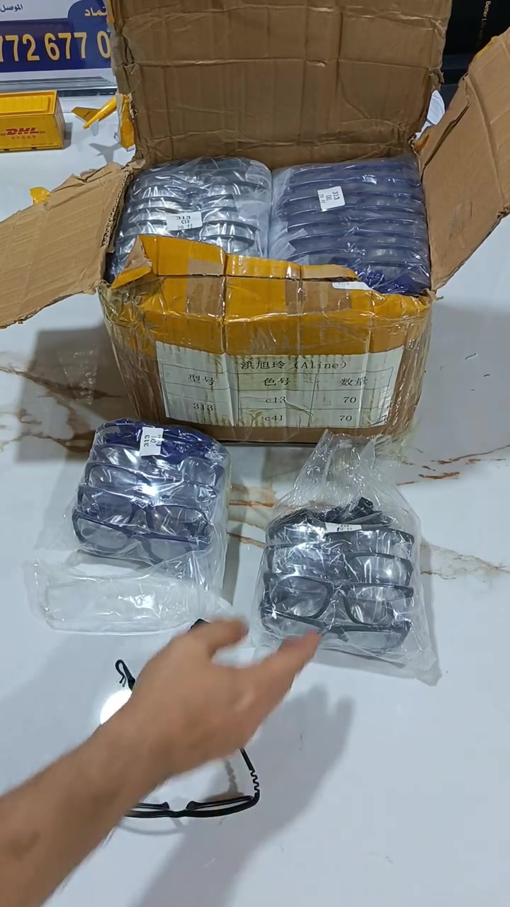 عوينات طبية باطار مطاط مضاد للكسر متوفر منها ١٤٠ قطعة بلونين اسود و نيلي و بسعر مناسب.
التواصل عالخاص او واتساب ***********. يوجد توصيل لكل المحافظات.
عوينات طبية باطار مطاط مضاد للكسر متوفر منها ١٤٠ قطعة بلونين اسود و نيلي و بسعر  ٧٠ الف كلهم.

