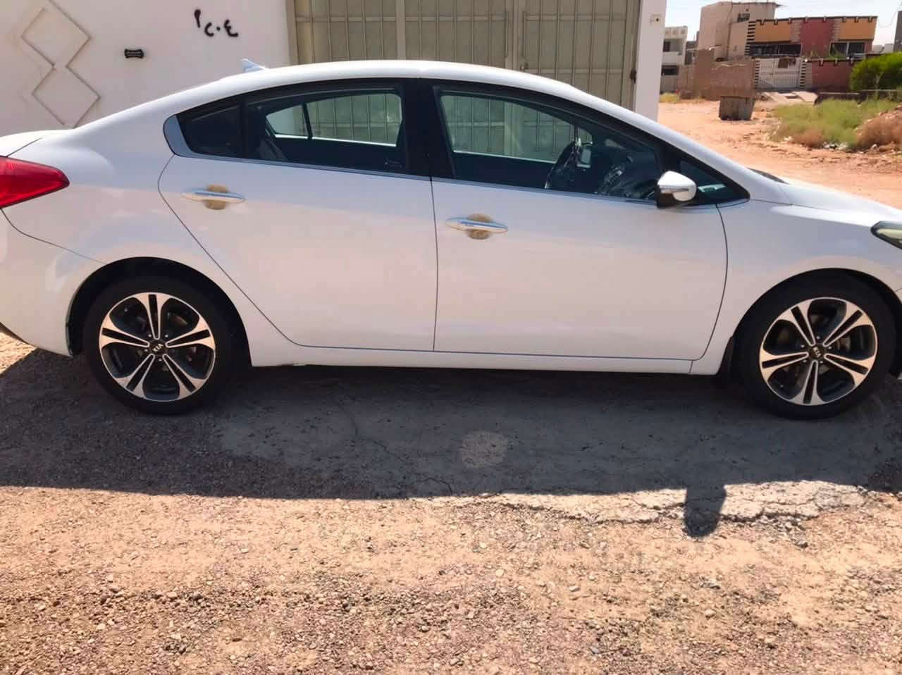 سيراتو ٢٠١٤ بصمة فول مواصفات عدا الفتحة تخم تاير سيارة جديده مال جناي
ضرر بسيط بالقبغ مال الصندوك الخلفي

السعر 115 وبيها مجال بسيط
***********
