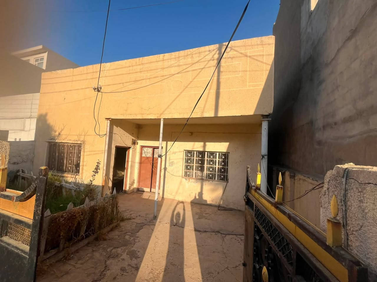 بيت للبيع طابو
العنوان حي عمال خلف المحكمة الجديدة 
بي اربع غرف 
استقبال
مطبخ
صحيات
مساحة البيت 200 متر
السعر 65 مليون و بي مجال للاستفسار 
***********
