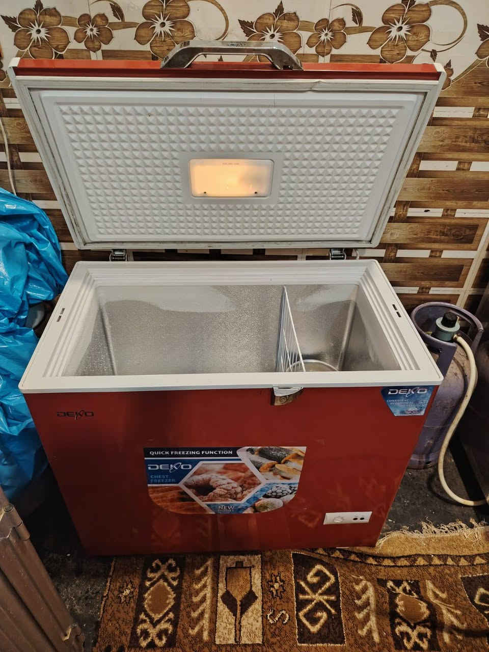 السلام عليكم ورحمة الله وبركاته
مكلف بالنشر. مجمده نوعيه ديكو 10 قدم   استعمال  جداً قليل  السعر 250.   ***********
