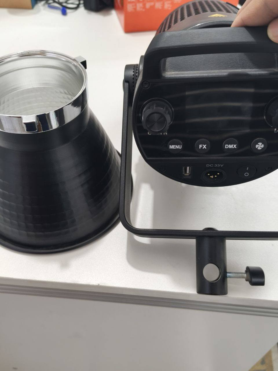معدات تصوير للبيع
 ..
اضاءه godox sz 200 bi 

القدرة (Output Power): 200 واط.  
​درجة حرارة اللون (CCT): متغيرة من 2800K (إضاءة دافئة/صفراء) إلى 6500K (إضاءة نهارية باردة).  
​ميزة الزووم (Zoomable): تسمح بتغيير زاوية انتشار الضوء من 20° (مركزة/Spot) إلى 65° (منتشرة/Flood) عبر قرص تحكم يدوي.
... ..... 
  ستاند الاضاءه 
بالاضافه الى سوفت بوكس 

السعر خاص 
مكاني بغداد الغزاليه لا يوجد توصيل
الاستفسار واتساب ***********
