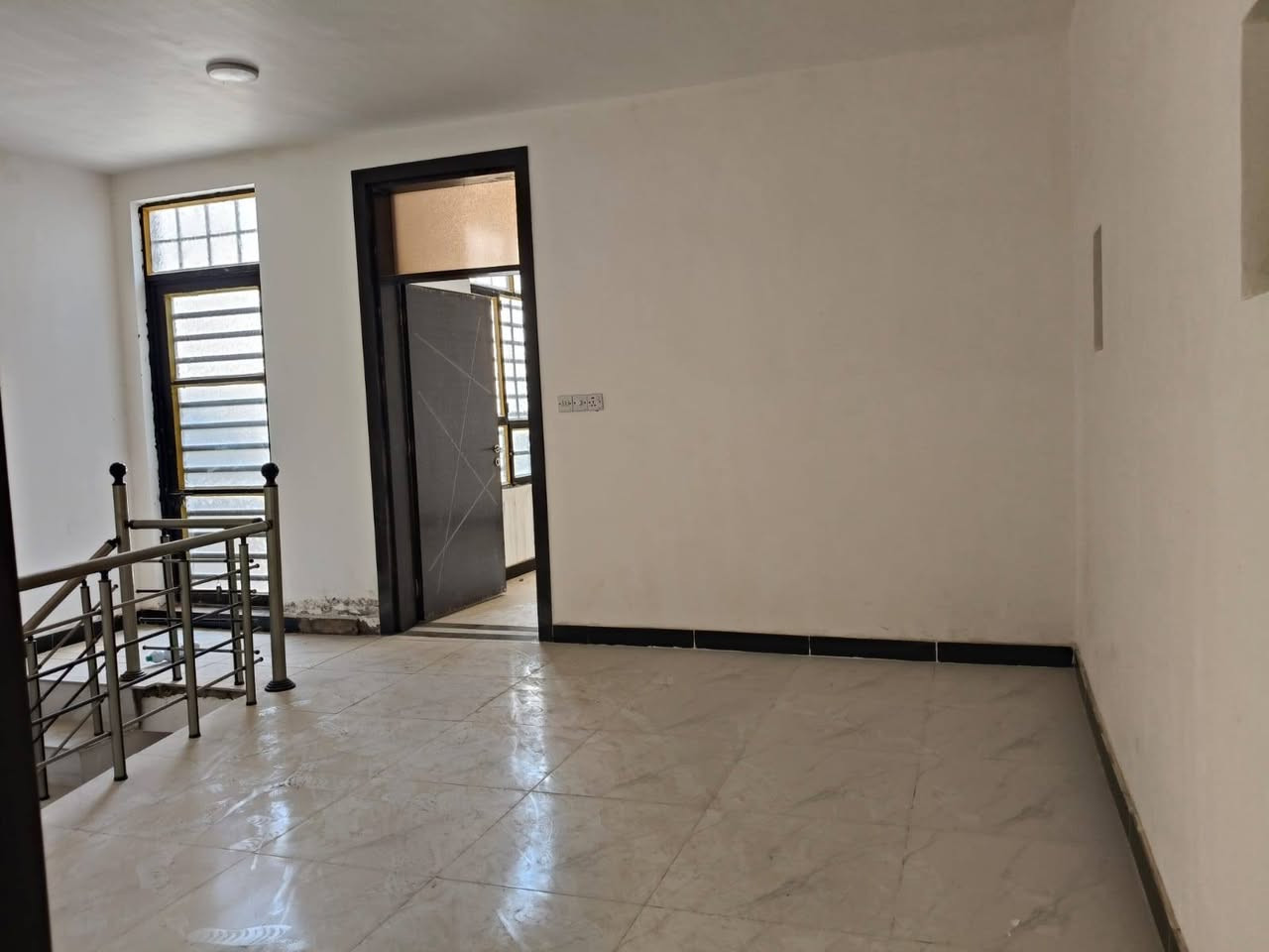 #لدينا_دار_للبيع مساحه 100 متر واجهه 6 وربع ونزال 16 طابو زراعي سند 25 قرار محكمه البيت يحتوي على3 غرف نوم وصاله وستقبال ومطبخ  العنوان بغداد الدورة مدخل البوعيثه مجمع السلطان الاول
هاتف ***********
***********
