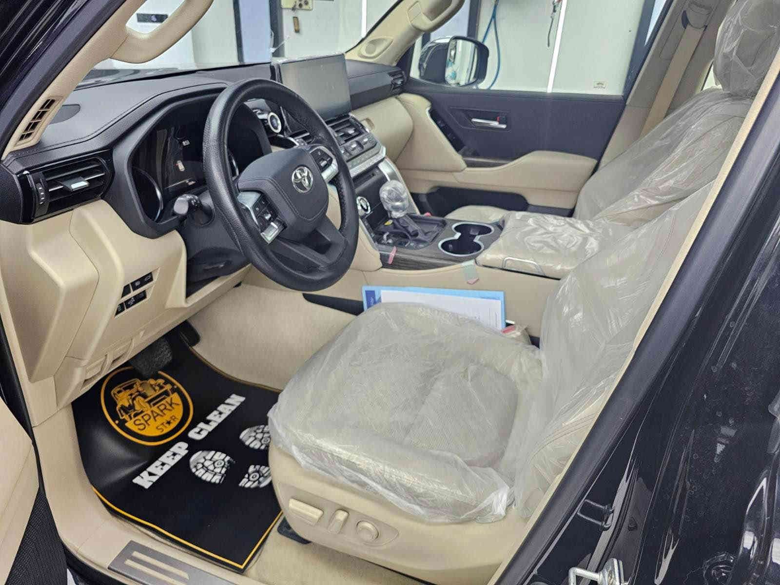 السلام عليكم 
للبيع تويوتا لاندكروزر 
موديل 2024 
VX لمتدد فول مواصفات 
بريم اصلي رادار امامي وتحديد مسار و5 كامرات وكراسي تدفئة وتبريد حتى الخلفيات والكراسي كلهن كهرباء حتى ال7 راكب هم كهرباء وكرسي السايق  خزن ميموري وبقية المواصفات المعروفة باللمتدد الvx 
السيارة مغلفة PPF من جانت زيرو ضمان 15 سنة 
مكفولة كفالة عامة عدا ملاحظة جدا بسيطة 
ماشية 12 الف جديدة جدا بحالة الزيرو 
رقم بغداد الجديد وبأسمي تحويل مباشر 
السعر 800 وبيهة مجال 
***********
*********** بغداد
