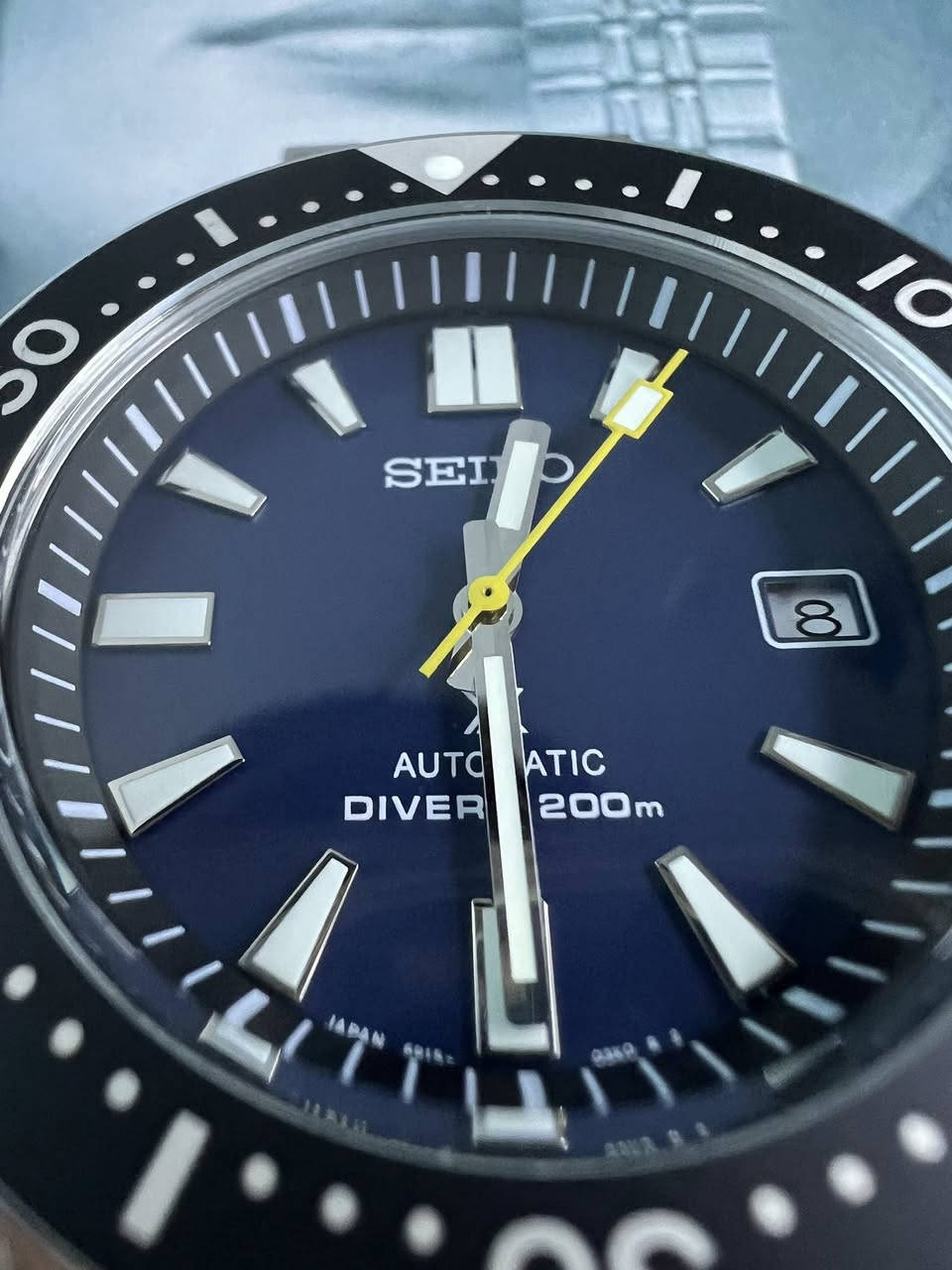 مرحباً
ساعة سيكو بروسبكس (Seiko Prospex) - الإصدار الخاص
العلامة التجارية: سيكو (Seiko) اليابانية الرائدة في عالم الساعات الاحترافية.
نوع الإصدار: إصدار خاص (Special Edition) يتميز بتفاصيل حصرية تميزه عن الموديلات التقليدية.
قطر الساعة: تأتي بمقاس 41 ملم، وهو الحجم المثالي الذي يجمع بين الهيبة على المعصم والراحة في الارتداء.
الماكينة: تعمل بحركة أوتوماتيكية متطورة فئة 6R35 التي توفر دقة زمنية فائقة.
احتياطي الطاقة: تتمتع بقدرة تشغيل مذهلة تصل إلى اكثر من 50 ساعة الهيكل والزجاج: مصنوعة من الفولاذ المقاوم للصدأ مع زجاج ياقوتي
Sapphire Crya1) أم ا
مقاومة الماء: مصنفة Diver's Watch 200m 5، مما يجعلها مناسبة للغوص المحترف والظروف القاسية
الحالة: الساعة أصلية بالكامل ومستخدمة مره واحدة فقط مع كامل مرفقاتها حته الكيس باسم Seiko
اسعارها تتراوح بين $1300-$900

لمعرفة سعر مراسلة الصفحة


**إذا كنت صاحب هذا الإعلان وتريد حذفه لأي سبب، رجاءا أرسل رسالة إلى الدعم الفني**