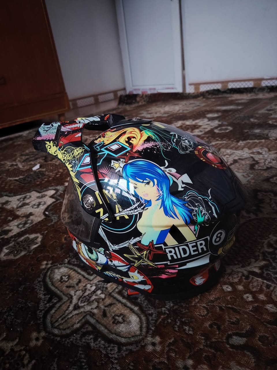 خوذه للبيع اصليه ماركه 35 وبها مجال الاستفسار على الرقم***********
