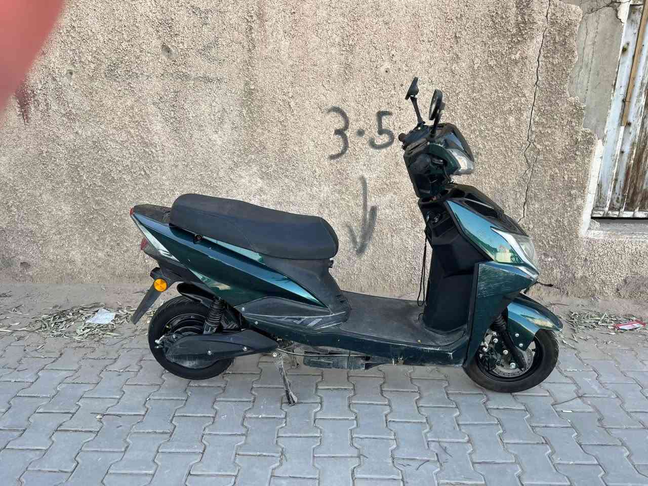 سلام عليكم شباب عندي هاي دراجه نوع سكنس  دراجه مثل مواضح بل صوره نضافتها نقصها سبايدر الوره فقط اماً بطاريات جددد ع فحص وكاله بعدهن دراجه وصل شراء موجود بيها دراجه اخذتها ه دراجه  تجي مواصفات تخبل 

النوع سكنس
البطاريات 6دبل 
التحويلات 1.2.3
السرعه 70
الموديل 2026 
لونها مميز 
تمشيك45كيلو وكثر 
تحمل شخصين 
إطارات جوبلس 
بريكات دهن دسكات 
دبل اشاره 
اشاير رباعيه
لايتات زنوزن قويه جدا 
بعد بيها مواصفات 

ال استفسار اتصال 

***********

عنواني بغداد
