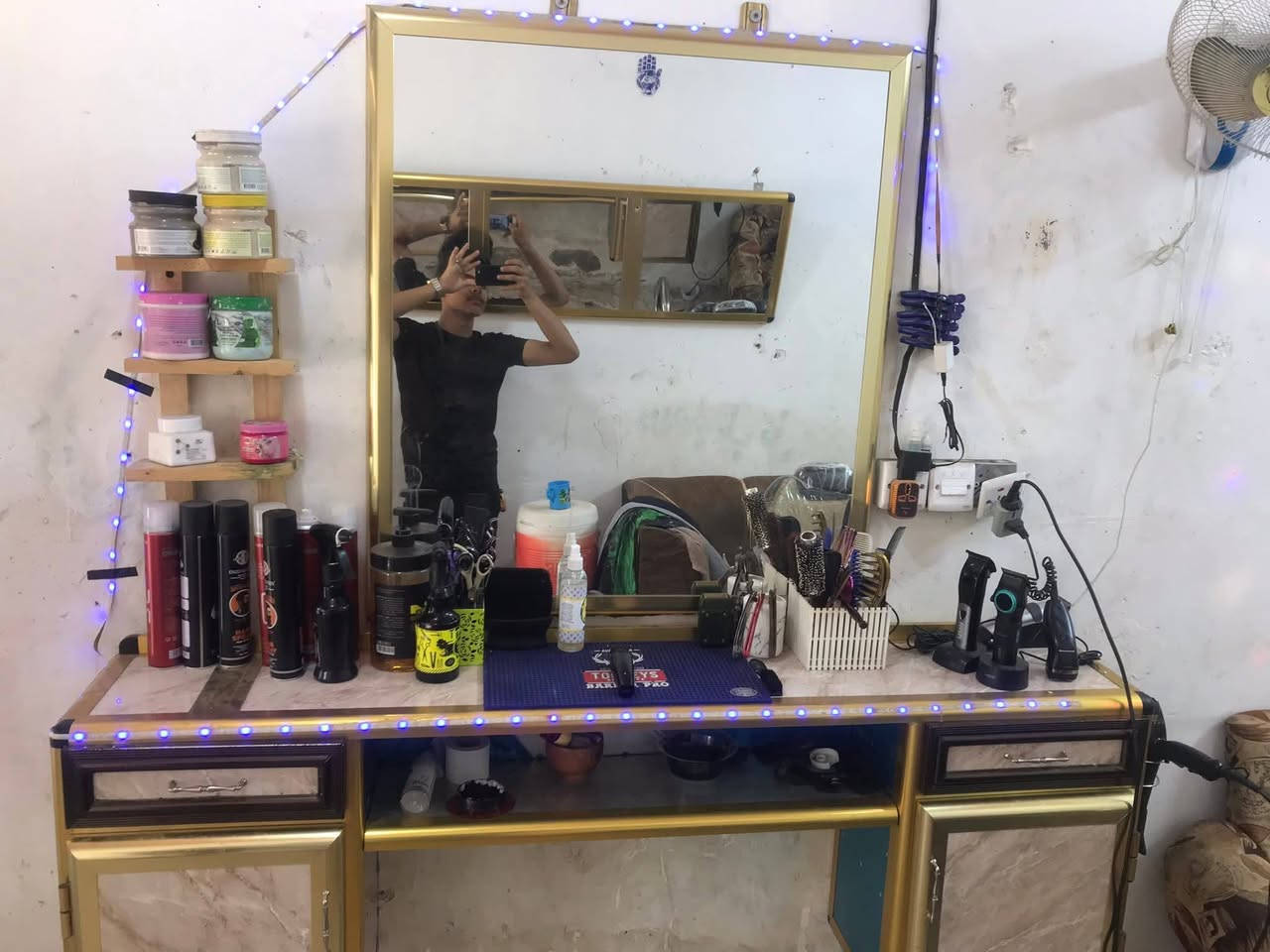 السلام عليكم
ميز حلاقه مع مرايه خلفيه للبيع 

اخو الجديد نضيف 

اي عيب مابي تاخذه 

منا كبل تشده لمحلك
 
السعر 90 وبي مجال قليل للطيبين 
 
الاستفسار ع هاذ الرقم ***********
***********
