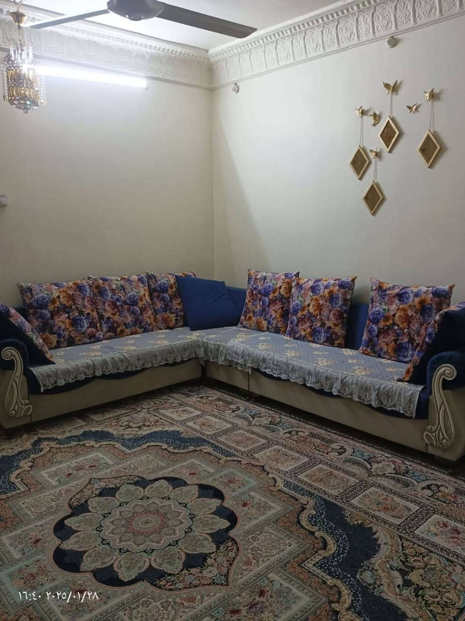 بيت 400 مترطابق ونص للايجار (مليون) شهريا استقبال وصالة وكليدور وغرفتين وصحيات داخلية وخارجية ومطبخ وكراج سيارة وحديقة 
الطابق الثاني غرفتين  .. ركن على شارعين (الروان والزهور) بالقرب من مطعم جمار حي الاشتراكي


**إذا كنت صاحب هذا الإعلان وتريد حذفه لأي سبب، رجاءا أرسل رسالة إلى الدعم الفني**