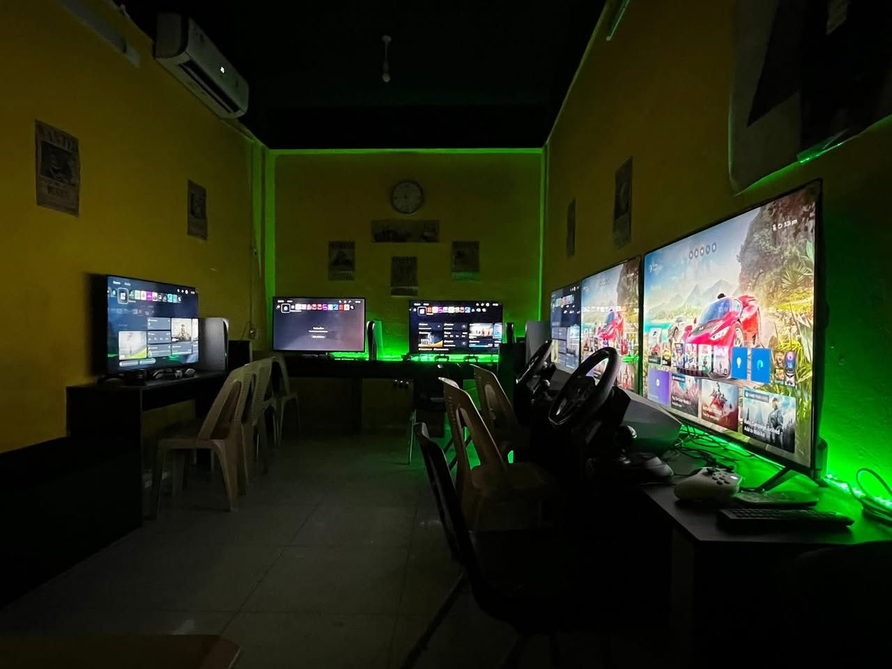 مشروع كامل للبيع محل كامل gaming جدا نظيف للبيع
٤ بلي فايف وثنين اكسبوكس سيريس اس وسبلت طن ونص مع٦ تلفزيون هايسنس فور كي ٤٢ انش مع طاوله وكرسي مكتب + كل العاب داخل اجهزه + ٨ يدات جديدة . مع يو بي اس كبير ماركة ممتازة يشغل كل الاجهزه ،عمرهم سنة فقط .  وكل الباكيتات موجودات مال كلشي الاجهزه والتلفزيونات والسبلت 

الموقع روناكي.

اتصال او واتساب ***********
