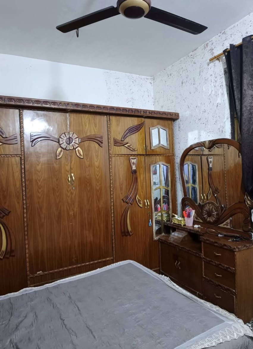 بيت للبيع طابقين
مساحة ١٠٠ متر ٥*٢٠
صب مسلح كامل كاشي سيراميك
بس الطابق الثاني نقص كاشي 
يحتوي على 
الطابق الاول
كراج + صحيات خارجية
استقبال + مطبخ + صالة
+ صحيات وحمام داخلي 
+ منور + غرفة نوم
الطابق الثاني
غرفتين كبار + بلكونه + حمام + صالة
الطابق الثالث يحتوي على بيتونه وسطح
البيت نظيف كلش وبنيانه كلش حلو وخريطته حلوه
موقع حلو وسعرة  ٤٥ وبي مجال
خدمات مي كهرباء مجاري انترنت تبليط جاي يشتغلون بالفروع
العنوان بغداد - نهاية حي اور -سبع قصور - شارع ابو احمد 
للاستفسار اكثر : ***********
